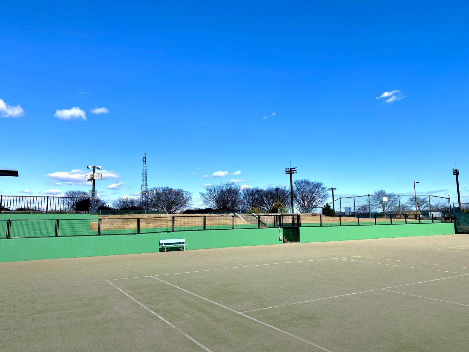 総合運動公園テニスコートの壁面塗装作業完了！ ひたちなか市公共スポーツ施設